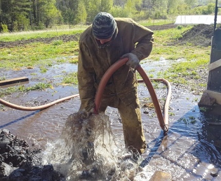 Den Brunnen mit zwei Pumpen spülen