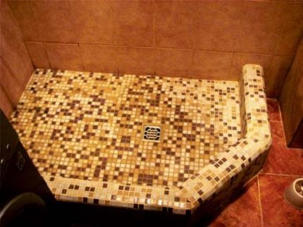 Kabine für eine Mosaikdusche