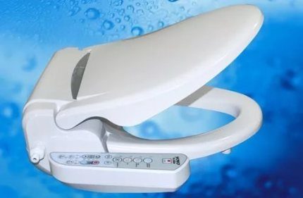 Spălați capacul toaletei bidet