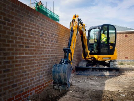 Mini excavator pentru săpat tranșee