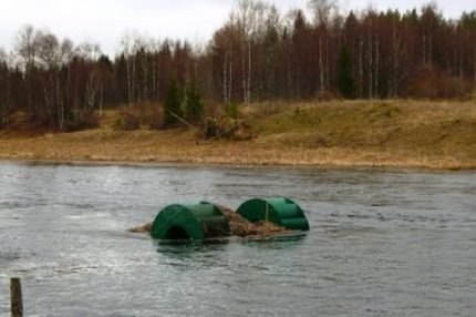 Mini-Wasserkraftwerk am Fluss