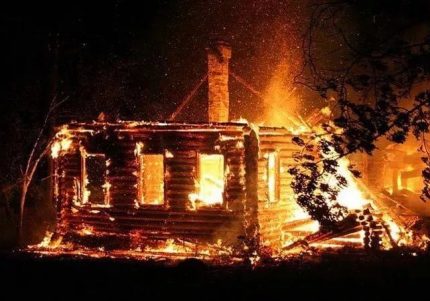 Incendiu într-o casă de lemn