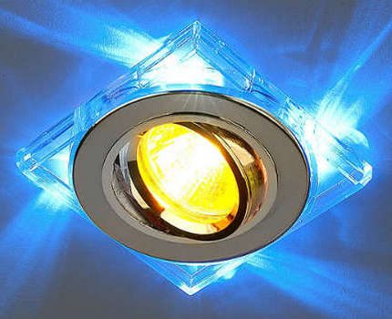 Lampa cu halogen în lumina de tavan