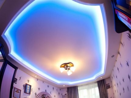 Decor de tavan extensibil cu bandă LED