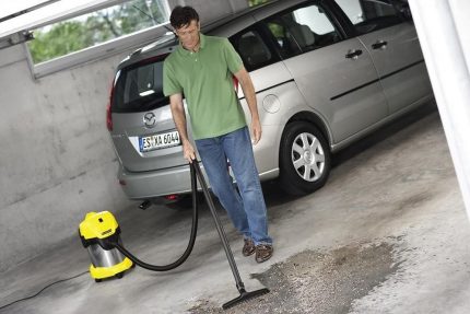 Aspirator Karcher în garaj