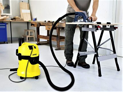 Aspirator industrial KARCHER MV3P în timpul funcționării