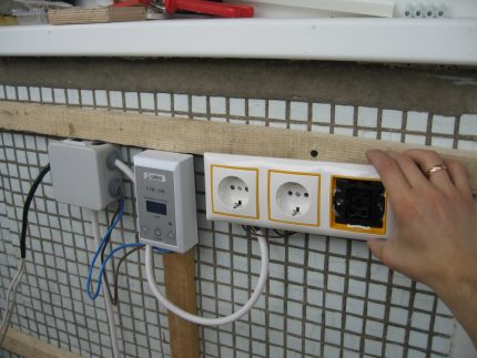 Installation der elektrischen Verkabelung an der Loggia