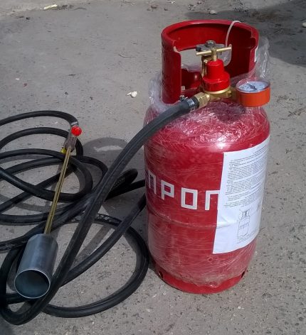 Cilindru cu gaz propan pentru conectarea la un arzător de apă caldă