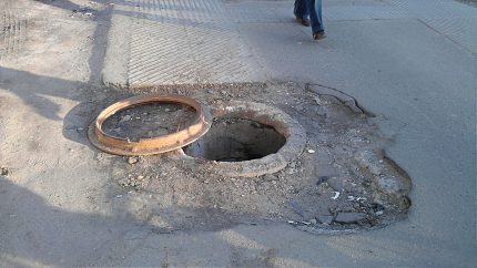 Deschideți canalizarea bine pe drum