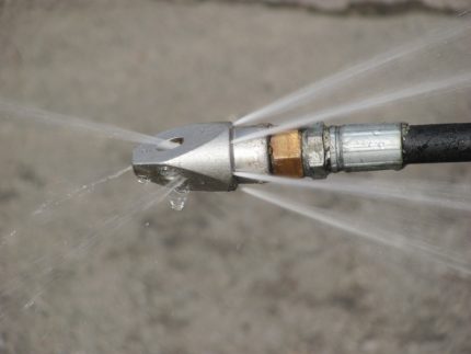 Dispozitiv pentru spălarea hidrodinamică a canalizărilor