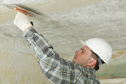 Der Meister richtet die Decke aus