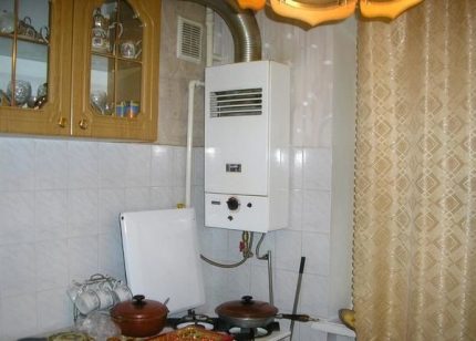 Cazan de gaz cu perete în bucătărie din apartament