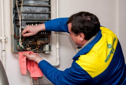 Specialistul în servicii de gaz verifică cazanul