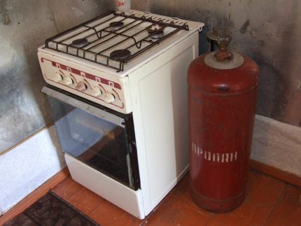 Soba este conectată la un cilindru de gaz