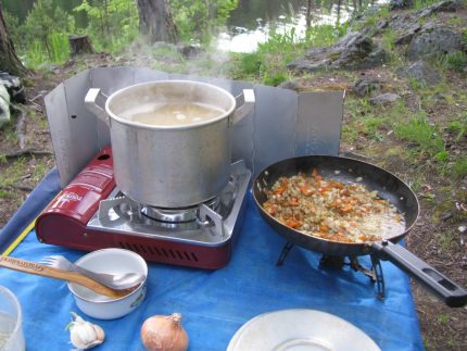 Gătirea de camping pe o sobă cu gaz