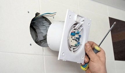 Montarea ventilatorului în conductă