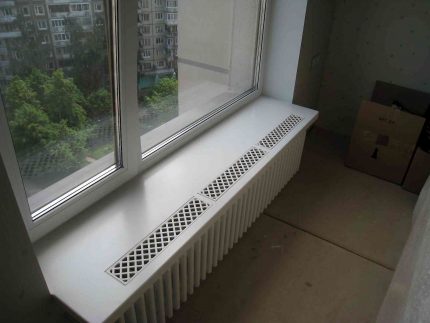 Grătar de ventilație încastrat în pervaz