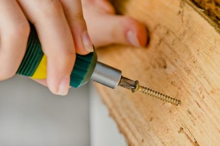 Selbstschneidende Schraube für einen Holzblock